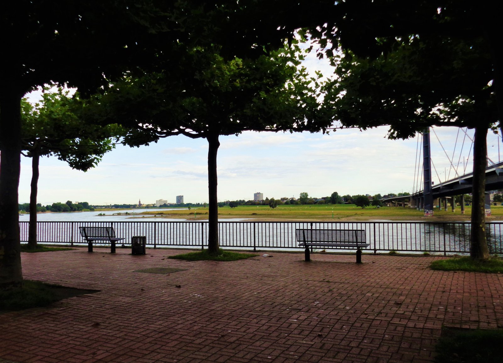 Düsseldorf - Rheinpromenade 05.JPG