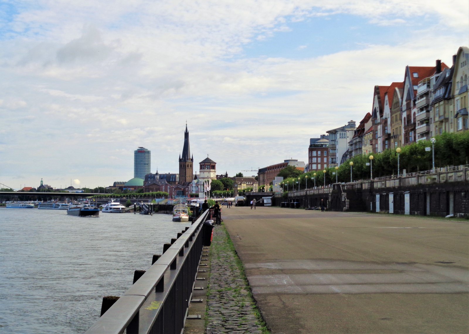 Düsseldorf - Rheinpromenade 09.JPG