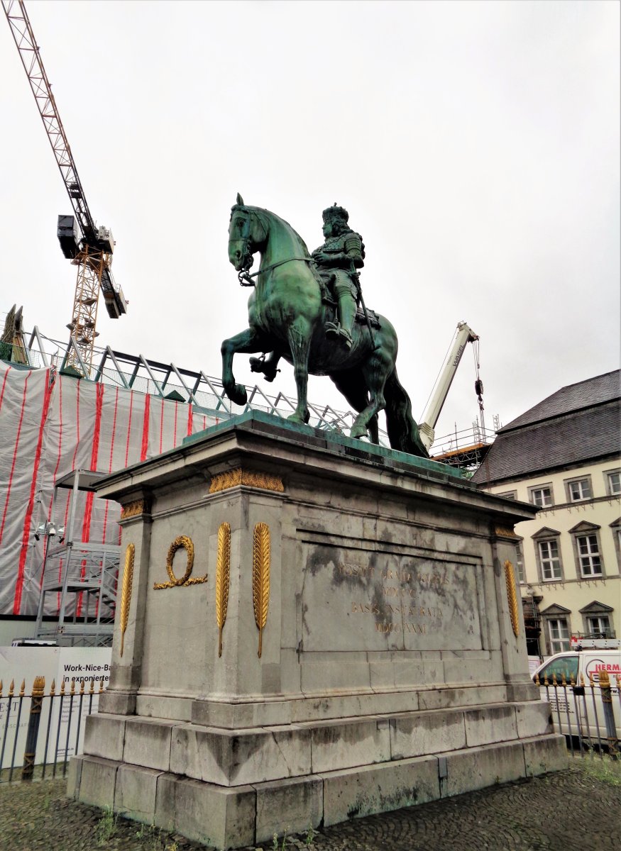 Düsseldorf - Marktplatz 05 (Jan-Wellem statue).JPG