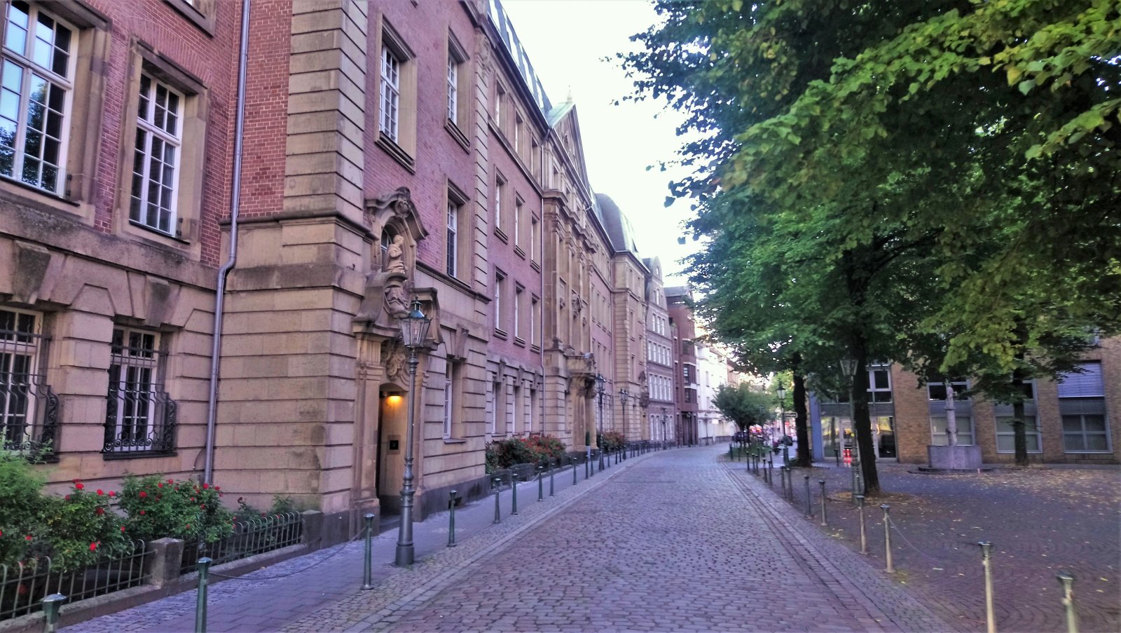 Düsseldorf - Old Town 02.JPG