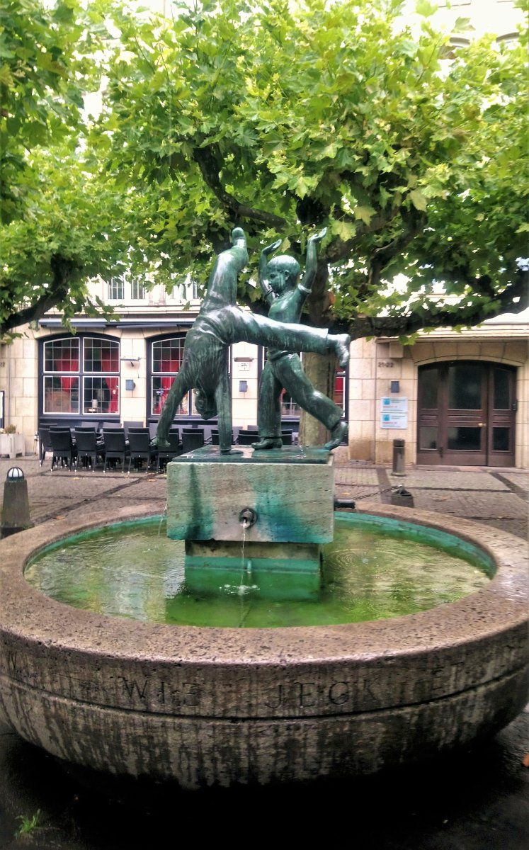 Düsseldorf - Radschlägerbrunnen.JPG