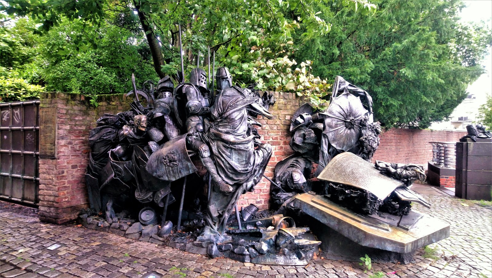 Düsseldorf - Stadterhebungsmonument 01.JPG