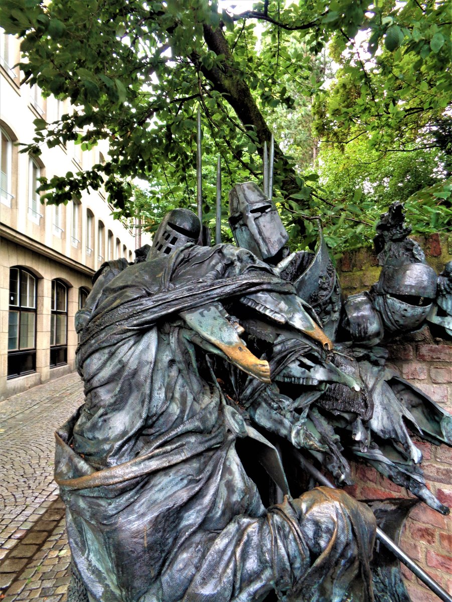 Düsseldorf - Stadterhebungsmonument 08.JPG