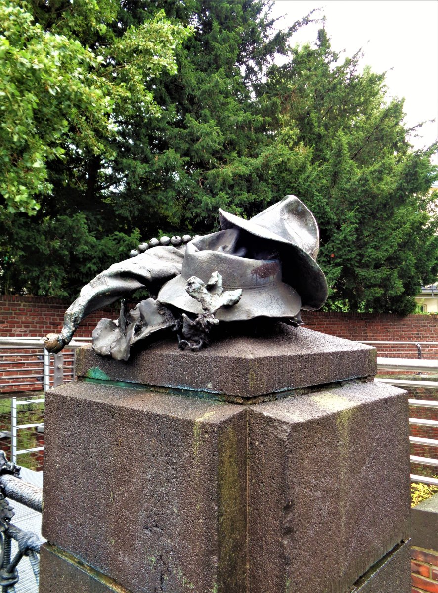 Düsseldorf - Stadterhebungsmonument 10.JPG