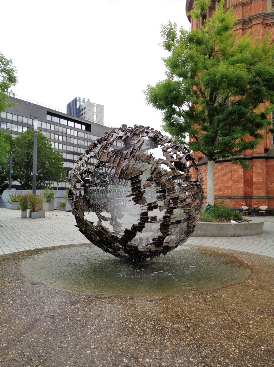 Düsseldorf - Martin Luther Platz 02 (Kugelbrunnen).JPG