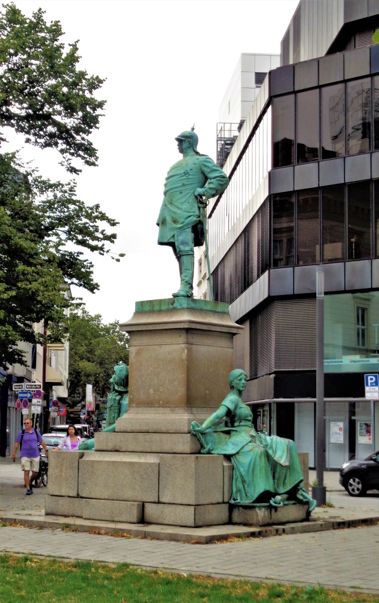 Düsseldorf - Martin Luther Platz 07 (Bismarck Memorial).JPG