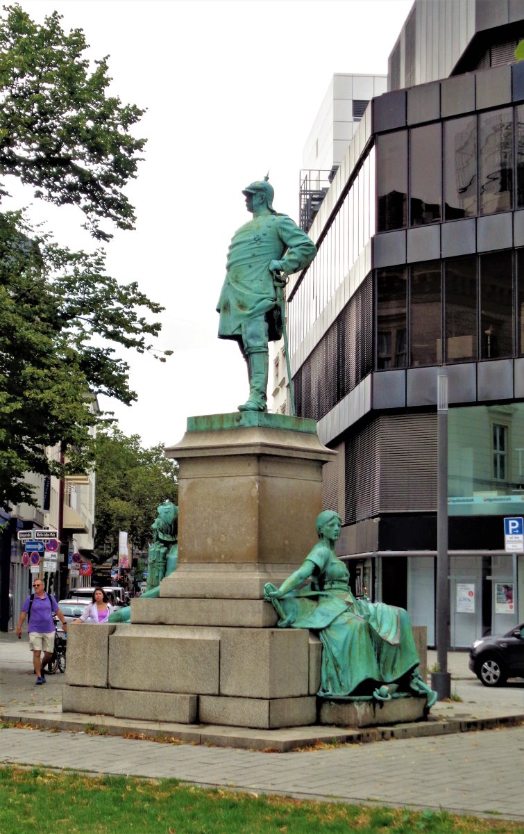 Düsseldorf - Martin Luther Platz 07 (Bismarck Memorial).JPG