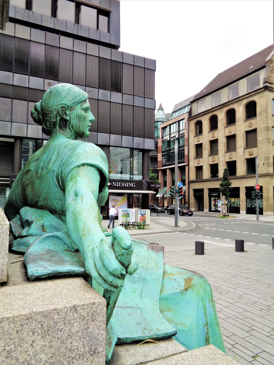 Düsseldorf - Martin Luther Platz 08 (Bismarck Memorial).JPG