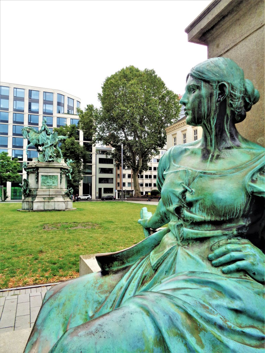 Düsseldorf - Martin Luther Platz 09 (Bismarck Memorial).JPG