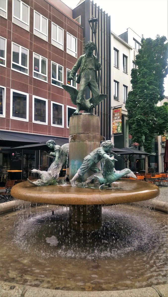 Bonn - Martinsbrunnen 02.JPG