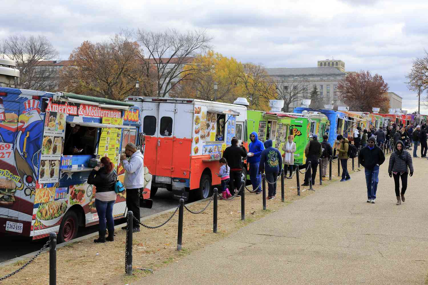 food-trucks-in-the-mall-639776428-598cfeb5c4124400115cf59f.jpg