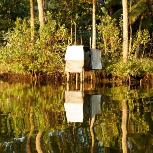 Υπάιθρια.... τουαλέττα με άμεση αποχεύτευση! Backwaters, Kerala