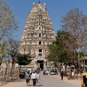 Το Virupaksha Temple (Pampapathi temple) βρίσκεται στη καρδιά του Hampi. Η είσοδος του ναού έχει ύψος 49 μέτρα και είναι αφιερωμένος στη λατρεία του Shiva