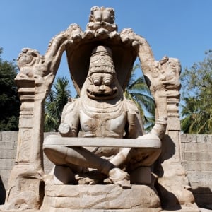 Lakshmi Narasmiha temple (1528). Άγαλμα που αναπαριστά την 4η ενσάρκωση του Vishnu, ύψους 6,7 μέτρων. Στα πόδια του το ιερό φίδι-φύλακας Adeshesha
Hampi, Karnataka (UNESCO)