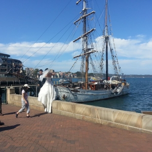 Στο λιμάνι πέσαμε πάνω σε location φωτογράφηση γαμπρού και νύφης!