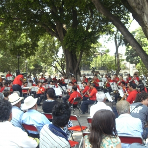 Κυριακη πρωι στην Oaxaca. Η φιλαρμονικη παιζεi Nabucco.