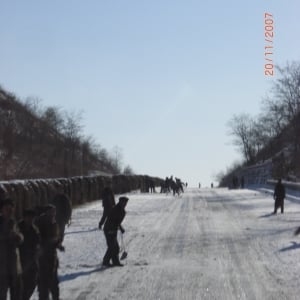 Χιόνι στη Βόρειο Κορέα και στρατιές "εθελοντών" βγήκαν να το μαζέψουν με σκούπες κατά μήκος της εθνικής οδού.