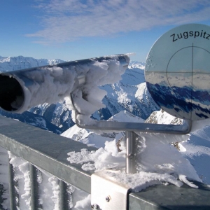 Στη κορυφή του παγετώνα Kitzsteinhorn στην Αυστρία στα 3203 μέτρα αγναντεύοντας το Zugspitze, το ψηλότερο βουνό της Γερμανίας