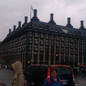 Στη συμβολή των Victoria Embankment και Bridge St