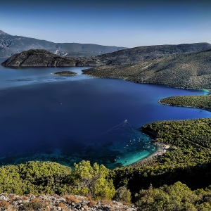 Βορειοανατολική Σάμος, στον δρόμο για το μοναστήρι της Ζωοοδόχου Πηγής. Στο βάθος τα Τουρκικά παράλια...