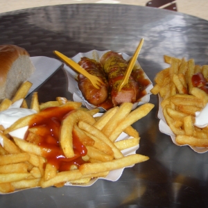 Currywurst und Pommes Frites