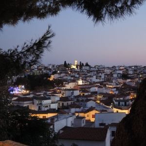 Θέα από το εκκλησάκι στο λόφο