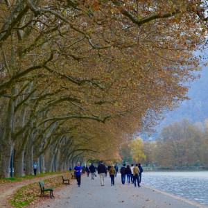 Φθινοπωρινά χρώματα στις όχθες της λίμνης Annecy