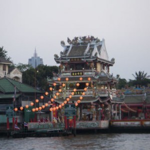 Κατά τη διάρκεια της dinner cruise στον Chao Praya River είδαμε στις ακτές