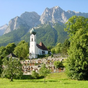 007 Church and cemetary of Grainau beneath the Waxenstein mountains