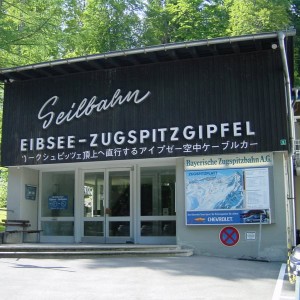 001 The entrance of the bottom station