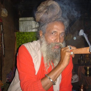 Smoking with Baba... Ενας κλασικος Ινδος ιερεας