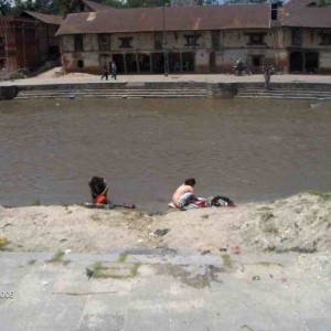Ποταμός  Μπαγκμάτι ( παραπόταμος του Γάγγη) Μπάνιο, πλύσιμο και κάψιμο νεκρ