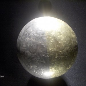 ΛΙΜΑ (μουσείο Ερέρα) Η σφαίρα είναι μισή χρυσός και μισή ασήμι