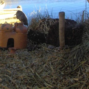 ΤΙΤΙΚΑΚΑ  νησάκια  των Ούρος.  Το πουλί πάνω  στο κεραμεικό σκεύος μαγειρέμ