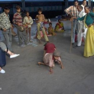 Πιτσιρίκια κάνουν ακροβατικά στο Σιδ.Σταθμό του Τζάνσι (για λίγες ρουπίες)