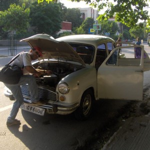 Ταξί  - αντίκα στο  Δελχι.   Η βλάβη  ηταν,  οτι  έμεινε  από βενζίνη !!!!!
