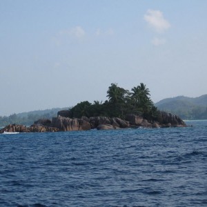 Βραχώδης νησίδα με φοίνικες