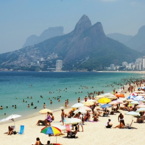 Τι καλύτερο από ένα μπανάκι στην παραλία Ipanema  του   Rio de Janeiro, Brazil με θέα τα βουνά "Dois Irmaos"
