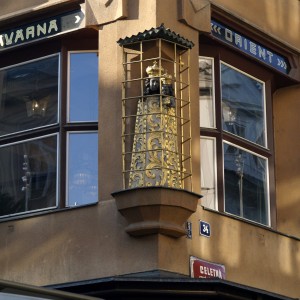 Η Μαύρη Μαντόνα στο μόνο κυβιστικό κτίριο της πόλης