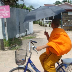 Λάος: Είναι τρέλα είναι τρέλα στο ποδήλατο με ομπρέλα