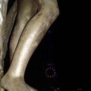 Ο πυργος του Αιφελ απο τα ποδια του αγαλματος του Σαγιο