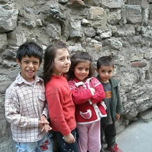 Παιδάκια στο Φατίχ, δίπλα στο ναό του Παντοκράτορα