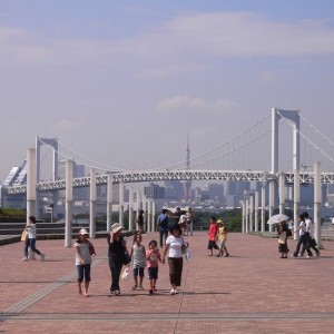 H Rainbow bridge και στο βάθος η γιαπωνέζικη έκδοση του πύργου του Άιφελ !!