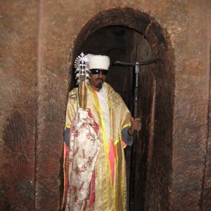 Lalibela- ιερέας με χαρακτηριστικό Αιθιοπικό σταυρό