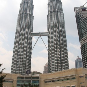 Οι πύργοι Petronas και ακριβώς από κάτω το Suria Centre