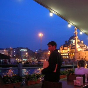 cafe στην προκυμαια στην περιοχη sirkeci