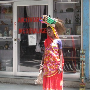 Γυναίκα πουλάει σκούπες στην Ουνταιπούρ