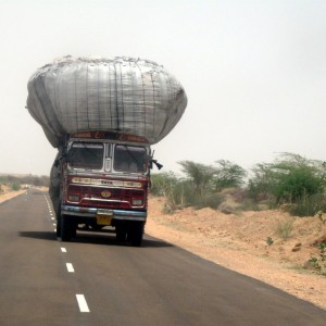 Φορτηγό σε δρόμο της Ινδίας
