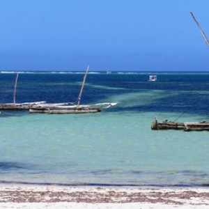 Ινδικός Ωκεανός και παραδοσιακά ξύλινα λαντίνια στο Babouri beach