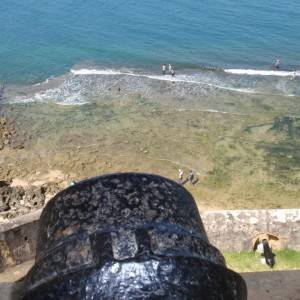 Κανόνι του Fort Jesus στοχεύει στη θάλασσα.